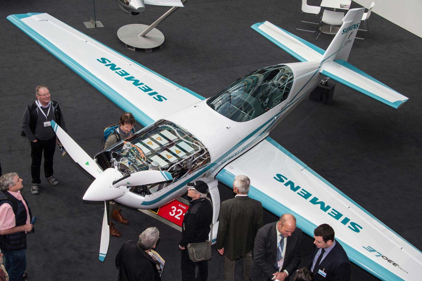 Extra-Electric-Aircraft-330LE-680x453@2x.jpg