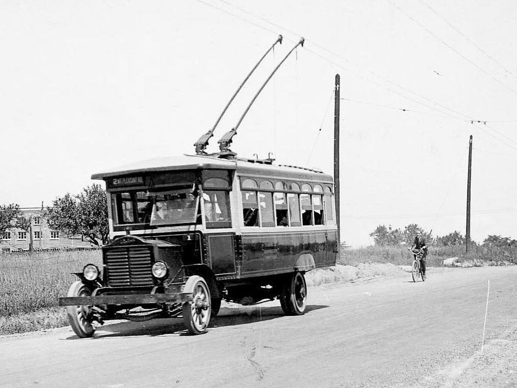 sun-november-19-mt-pleasanr-rd-new-ttc-trolley-coach-bicycle-rider-mtp-road-near-belsize-1922-e1511034582678.jpg