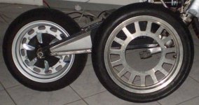 Hubmonster 16inch wheel vs scooter wheel.JPG