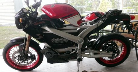 Yamaha YZFR125 tank side view.jpg