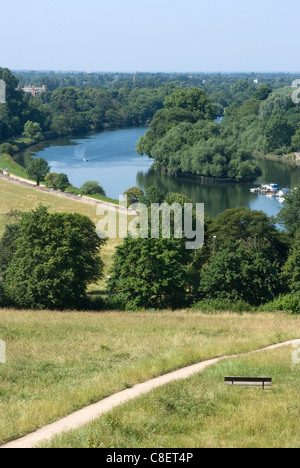 view-over-the-thames-from-richmond-hill-richmond-surrey-england-united-c8et4p.jpg