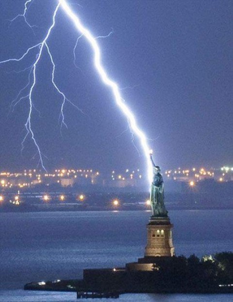 misc-lightning-striking-statue-of-liberty1.jpg